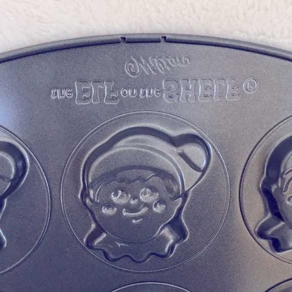 $10 or 3/$20 Elf on the Shelf Cookie Treat Pan by Wilton - Picture 3 of 5